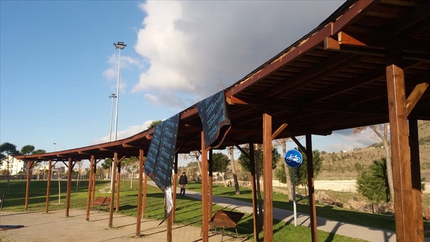 İzmir’de etkili olan fırtına 330 civarında ağaca zarar verdi
