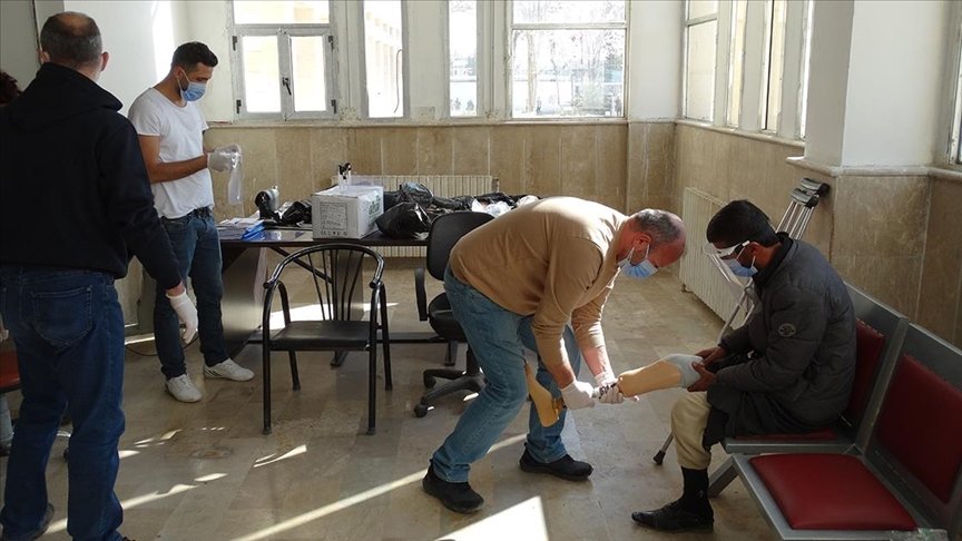 AID’den Suriye’deki savaş mağduru engellilere ortez-protez desteği