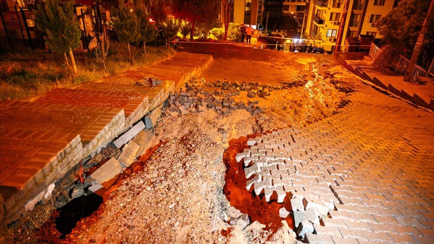 İzmir’deki kuvvetli yağış su baskınlarına neden oldu
