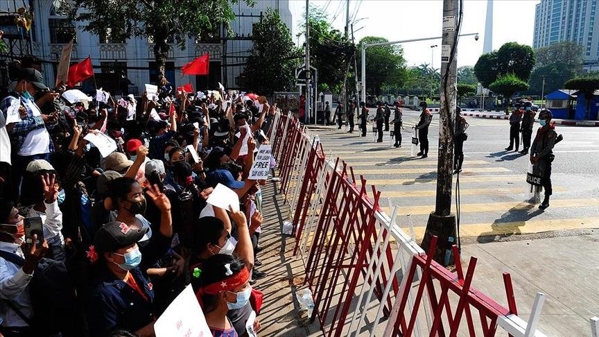 Myanmar’da polisin müdahalesi sonucu yaralanan protestocu yaşamını yitirdi