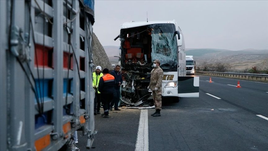 Şanlıurfa’da yolcu otobüsü tıra arkadan çarptı: 3 ölü, 30 yaralı