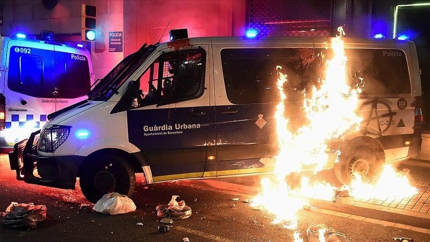 Tutuklanan İspanyol rapçi Hasel’e destek için Barselona’da yapılan gösteriler olaylı geçti