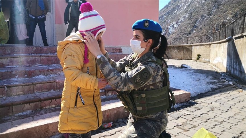 TSK’dan Şemdinli’deki çocuklara yardım eli