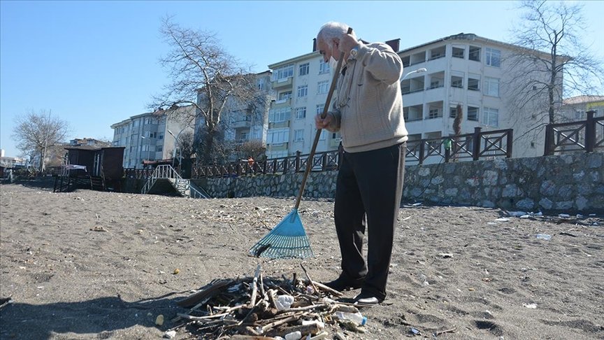 Düzce’de sahillerdeki atıkları temizleyen emekli öğretmen duyarlılık örneği sergiliyor