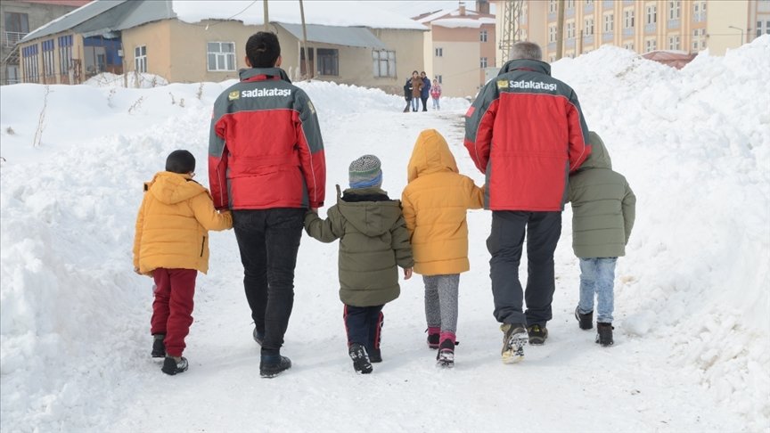 Sadakataşı Derneğinden Yüksekovalı öğrencilere bot ve mont yardımı