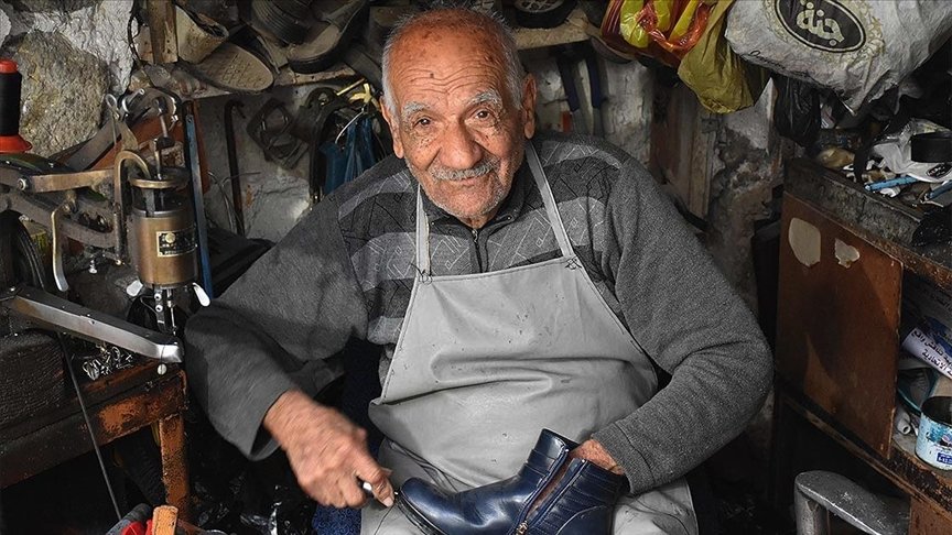 Kerkük’te 85 yaşındaki ayakkabı ustası, 60 yıldır mesleğini tutkuyla yapıyor