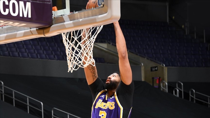 Grizzlies’i 20 sayı geriden gelerek yenen Lakers 7’de 7 yaptı