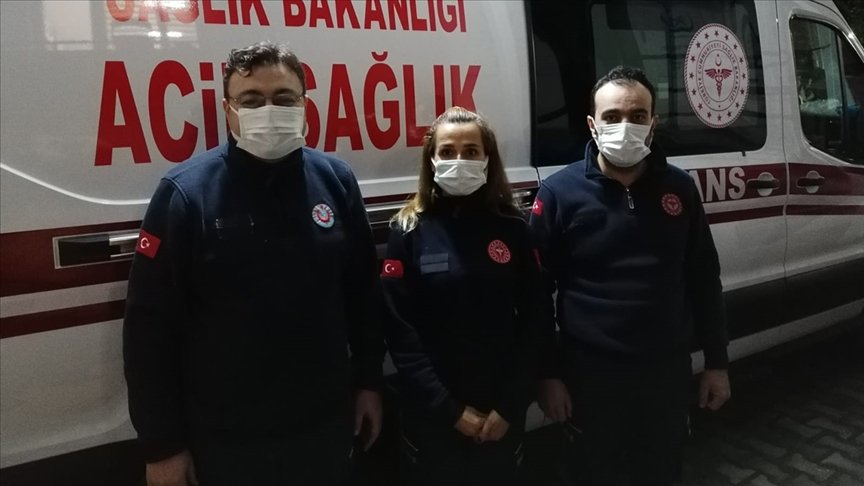 İzmir’de sağlık çalışanı beline kadar gelen suyu aşıp hastasına müdahale etti