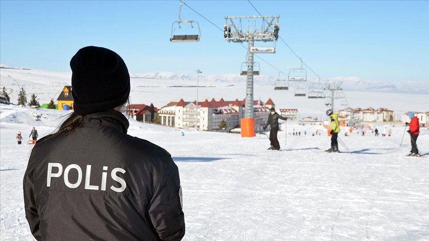 Kars’ta tatil yapma imkanı olmayan çocuklar polisin desteğiyle kayak keyfi yaşıyor