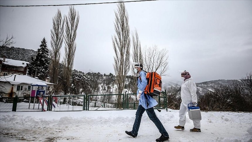 Uludağ’ın eteklerindeki karlı yolları aşıp hastaneye gidemeyen vatandaşları aşılıyorlar