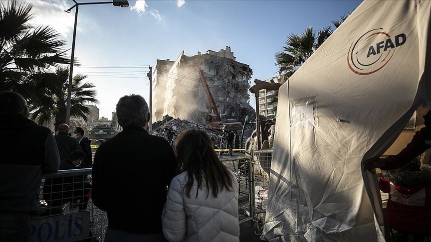 Devlet ve millet İzmir depreminin yaralarını el ele sardı