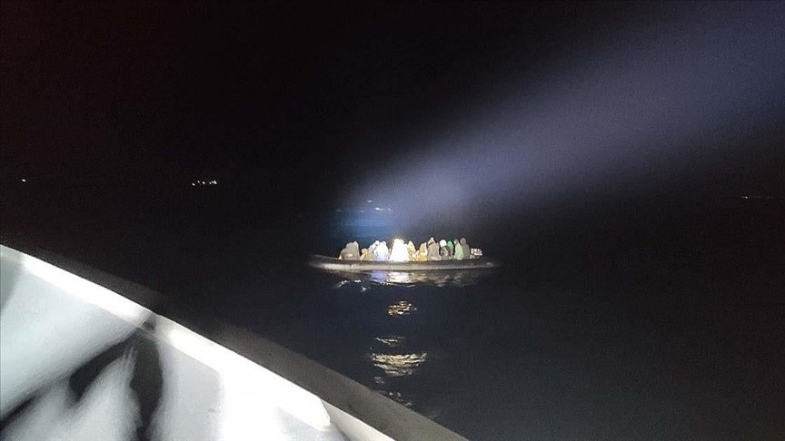 İzmir’de Türk kara sularına itilen 22 sığınmacı kurtarıldı