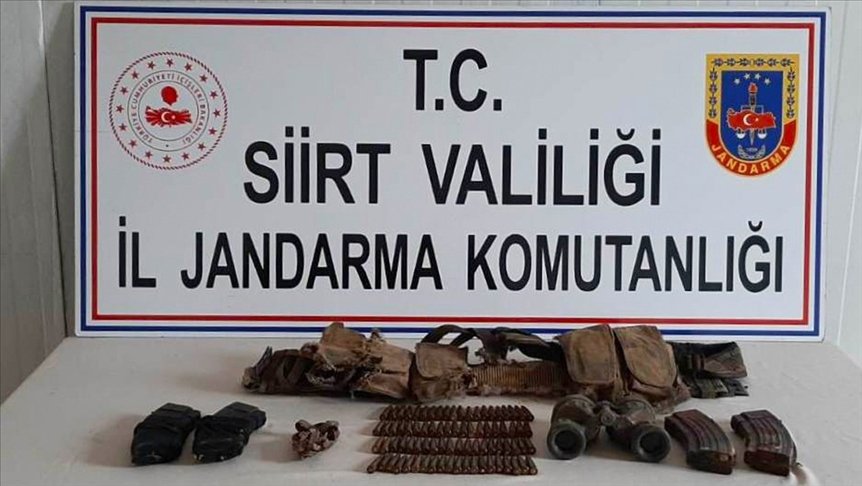 Siirt’te PKK’lı teröristlerin kayalıklara gizlediği el bombası ve mühimmat ele geçirildi