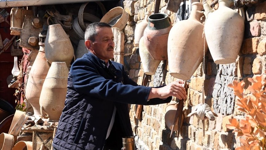 Kayserili fırıncı sanat galerisine çevirdiği evinin bahçesinde gelecek nesillere kültür elçiliği yapıyor