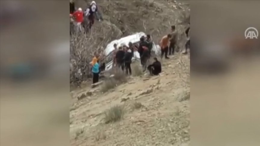 Batman’da öğrenci servisi devrildi: 2 ölü, 22 yaralı