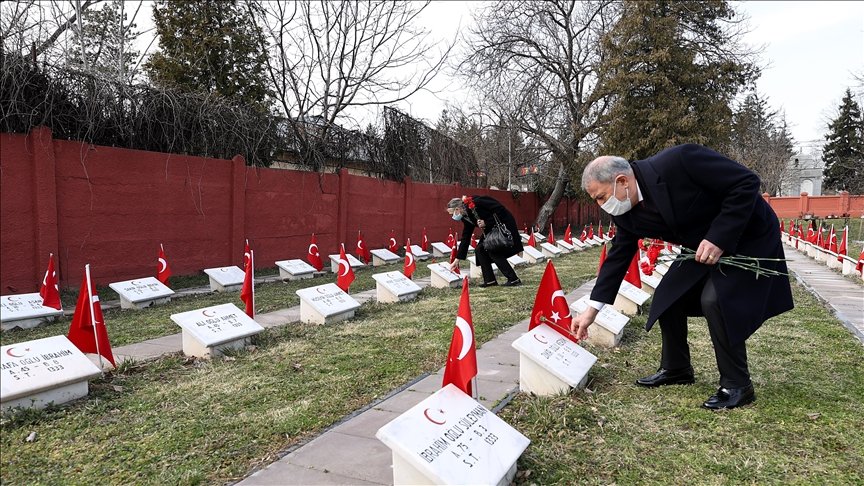 Milli Savunma Bakanı Akar, Bükreş Türk Şehitliği’ni ziyaret etti