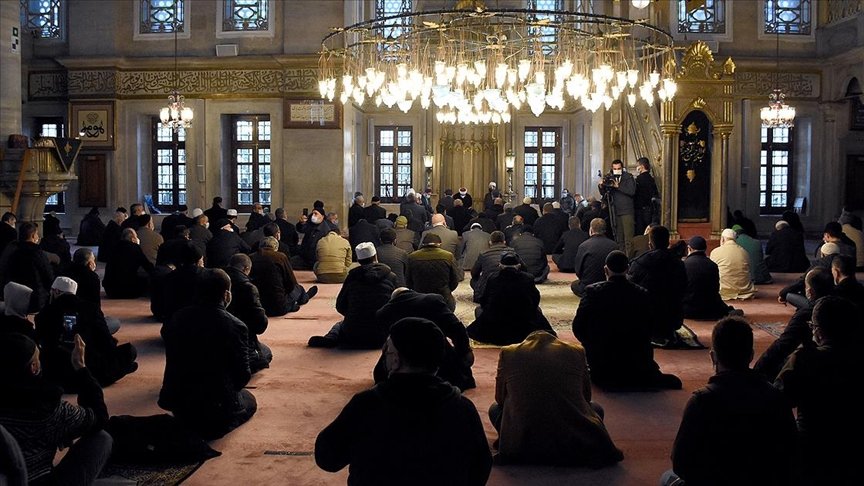 İstanbul’da Kovid-19 nedeniyle hayatını kaybedenler için mevlit okutuldu