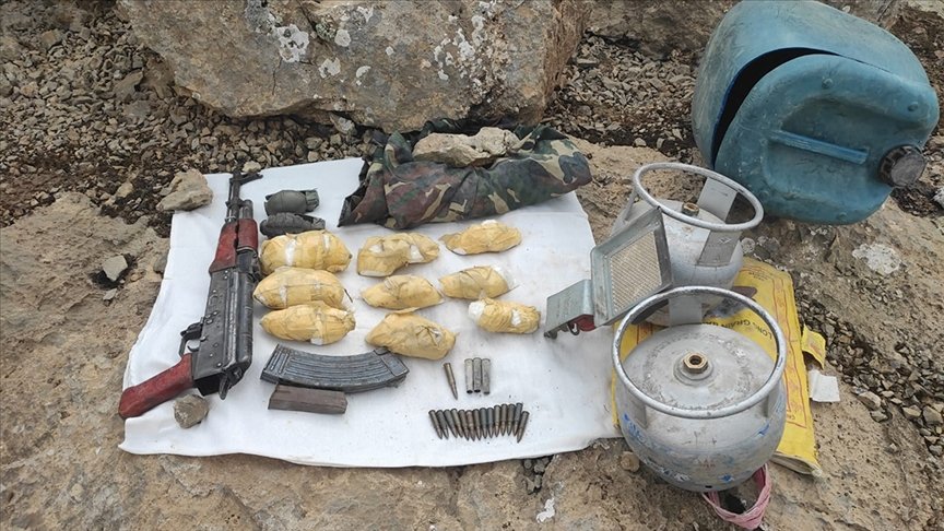 Van’da PKK’lı teröristlere ait silah ve el bombası ele geçirildi