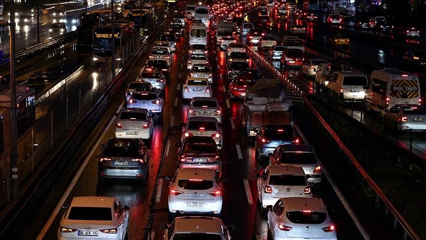 İstanbul’da sokağa çıkma kısıtlaması öncesinde trafik yoğunluğu yaşanıyor