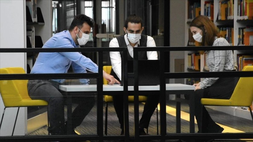 Bursa’da üniversite öğrencileri bilgisayara metinle verilen komutla tekstil desenleri üreten yazılım geliştirdi