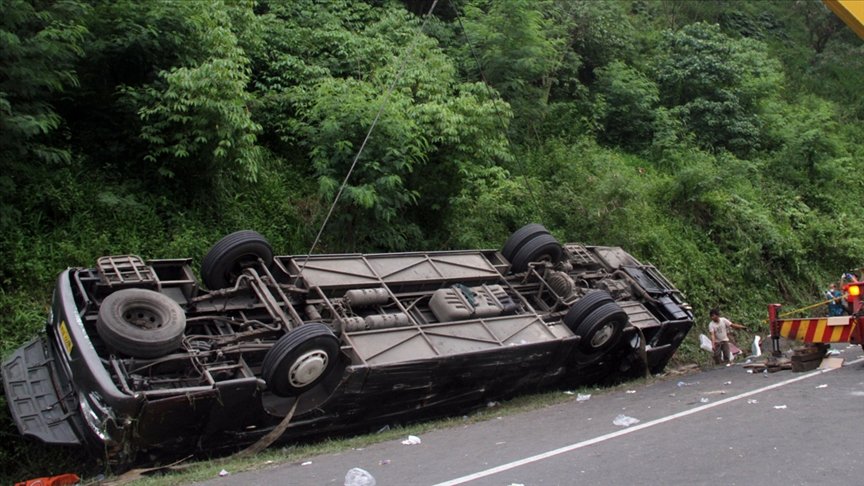 Endonezya’da otobüs vadiye uçtu: 27 ölü, 39 yaralı