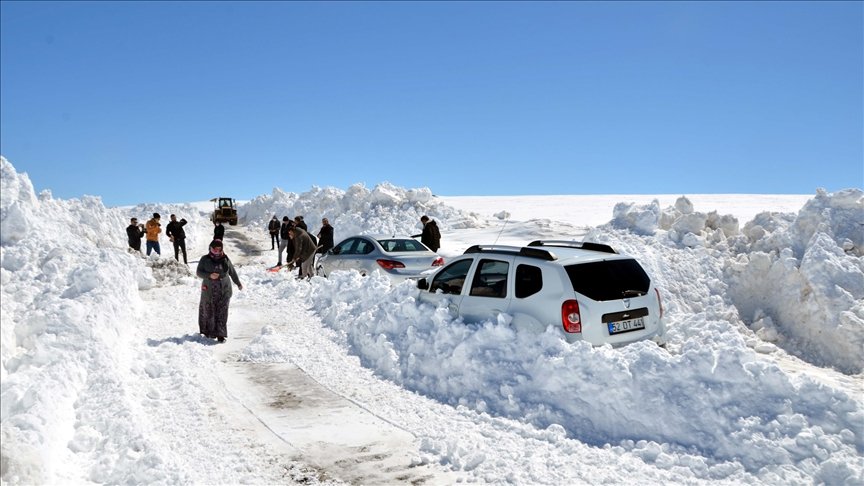 Muş’ta kar ve tipi nedeniyle araçlarında mahsur kalan 45 kişi kurtarıldı