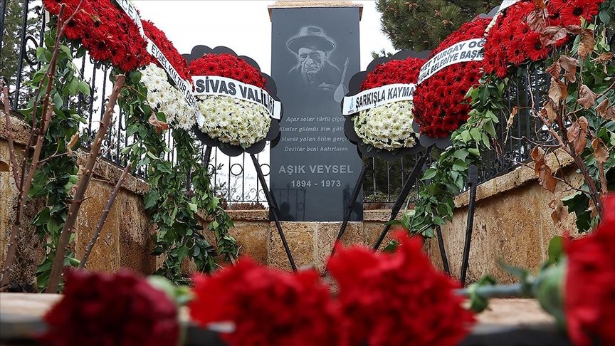 Aşık Veysel ölümünün 48. yılında Sivas’taki mezarı başında anıldı