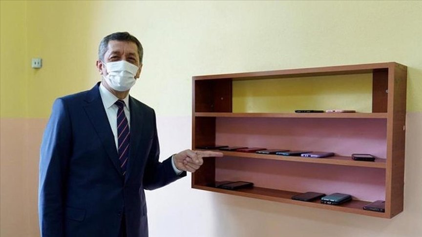 Bakan Selçuk’tan ‘cep telefonunu elinden bırakamayan yetişkinlere’ çağrı