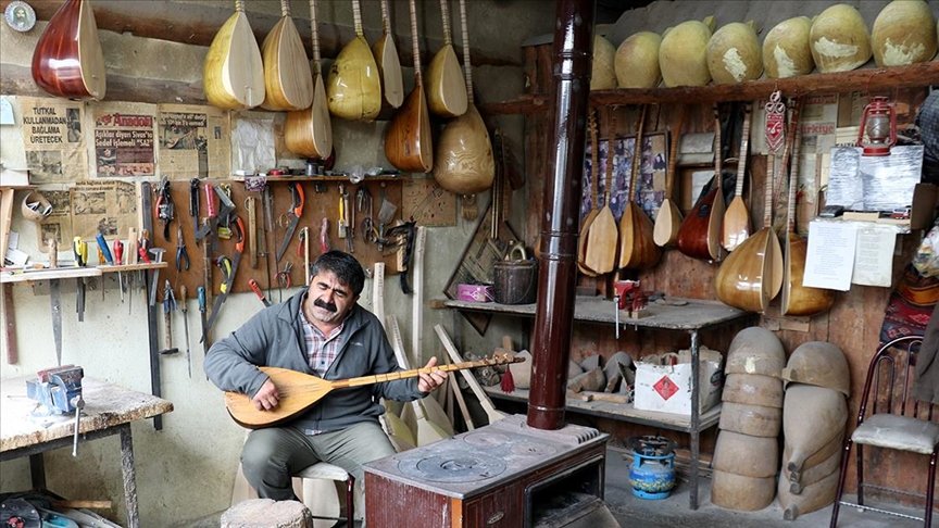 Sivaslı bağlama ustası, Aşık Veysel’in 107 yıllık bağlamasından ilham alarak saz üretiyor