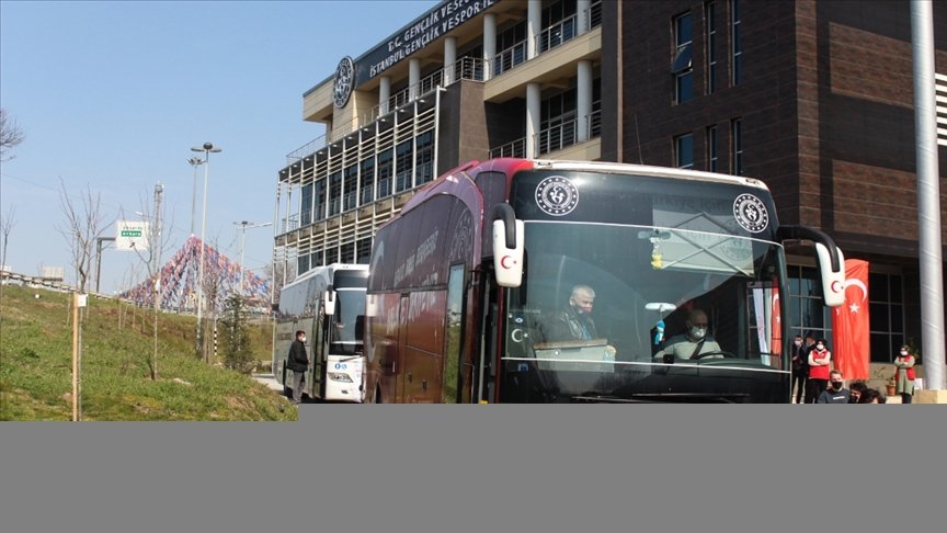 İstanbul’daki gönüllü öğrencilerden İdliblilere kışlık kıyafet yardımı