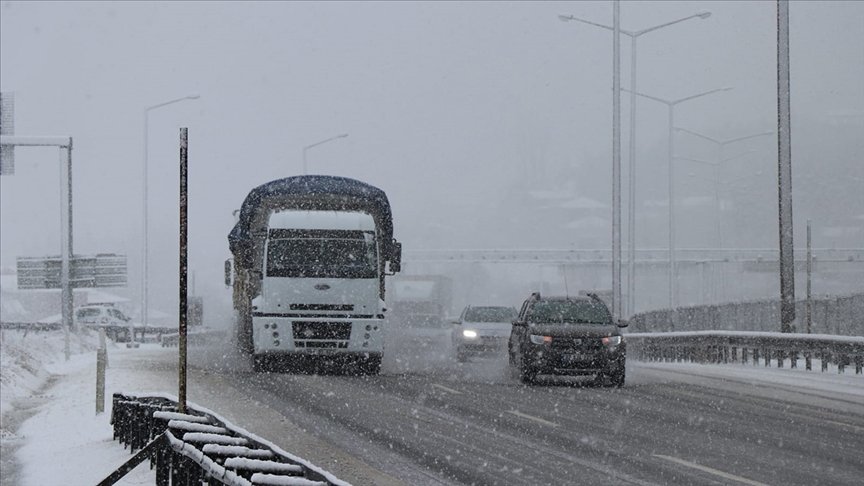 Adana-Ankara Otoyolu’nda etkili olan kar trafiği aksatıyor