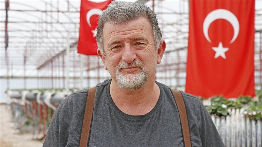Şehir hayatını bırakıp seracılığa başlayan jeofizik mühendisi talebe yetişemiyor