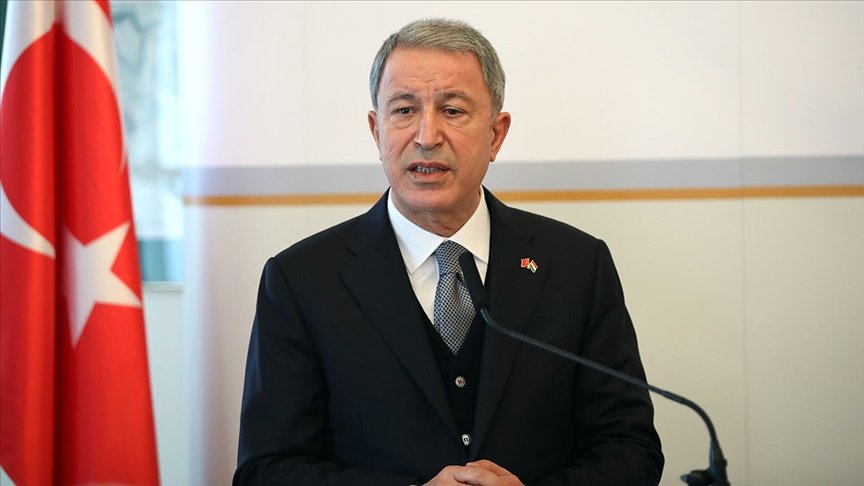 Bakan Akar komutanlarla birlikte helikopter kazasına ilişkin incelemelerde bulunmak üzere bölgeye gitti