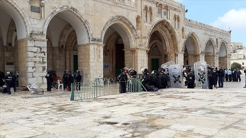 Onlarca fanatik Yahudi Mescid-i Aksa’ya baskın düzenledi