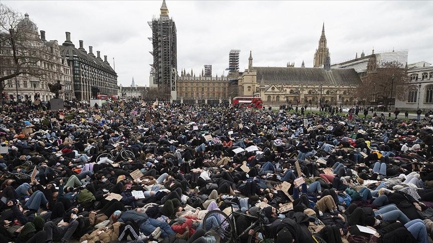 Londra’da kadın cinayetini anma törenine polis müdahalesi protesto edildi