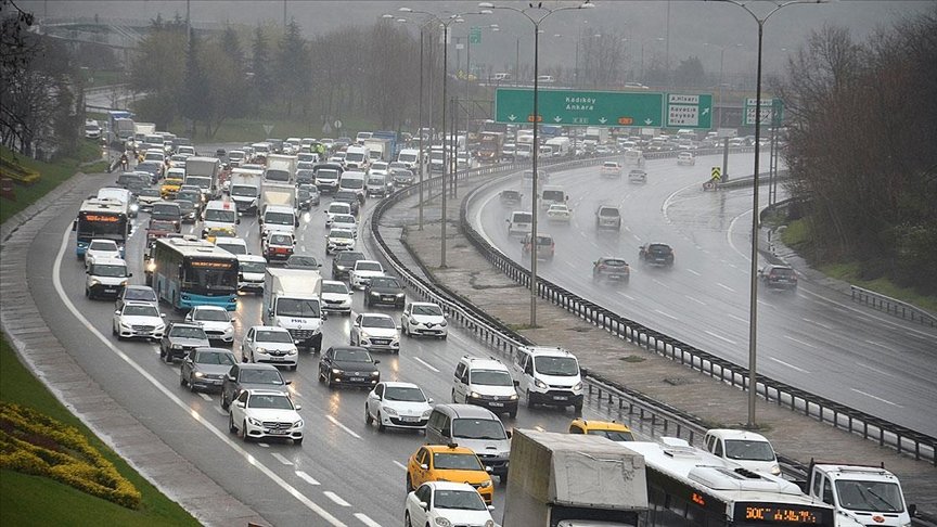 İstanbul’da yağmur trafik akışında yoğunluğa neden oluyor