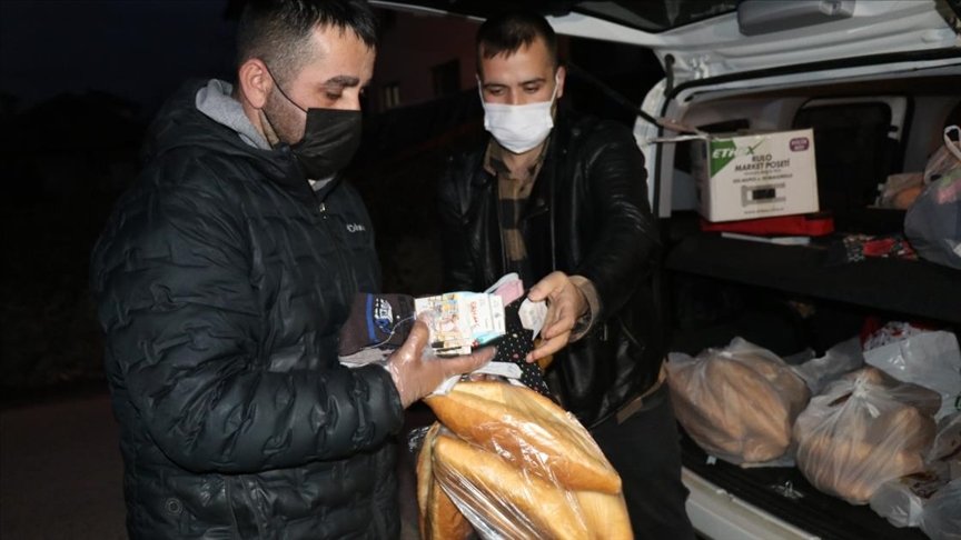 Simitçi kardeşler ‘askıda ekmek’ uygulamasıyla gönülleri kazanıyor