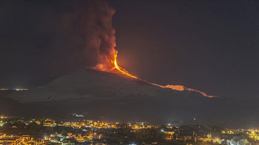 İtalya’da Etna Yanardağı lav ve kül püskürtmeye devam ediyor