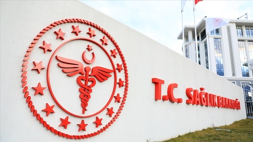 Kovid-19 geçirenler ve iki doz aşı olanların 3 ay içindeki riskli temaslarında karantina gerekmeyecek