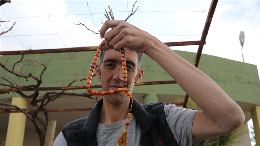 ‘Dev adam’ Sultan Kösen’e boyuna uygun seccade, tespih ve Kur’an-ı Kerim hediye edildi