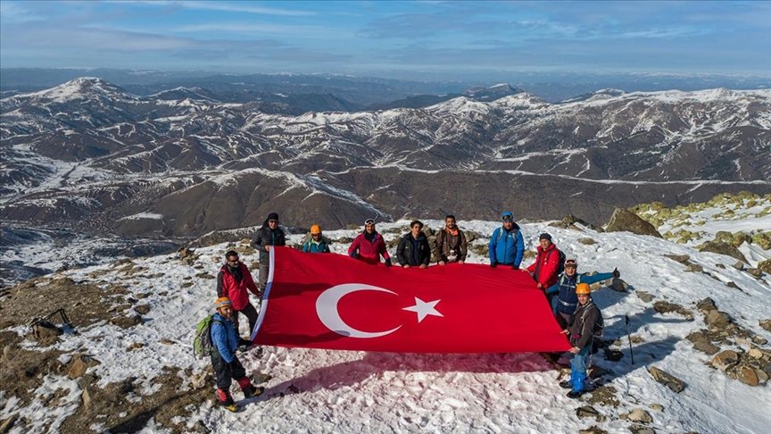 Sivas’ta dağcılar Yıldız Dağı’nın zirvesine kadar yürüdü