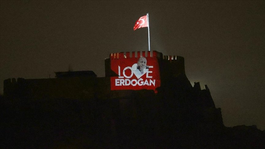 Ankara Kalesi’ne ‘Love Erdoğan’ ışıklandırılması