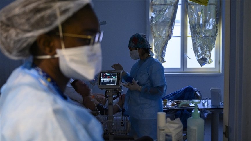 Fransa’da son 24 saatte 35 bin 327 Kovid-19 vakası belirlendi