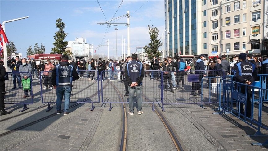 İstiklal Caddesi Kovid-19 tedbirleri kapsamında belirli aralıklarla yaya girişine kapatılıyor