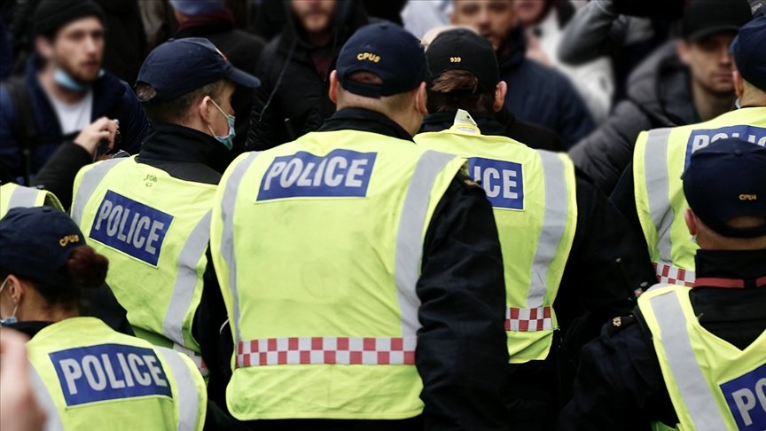İngiltere’nin Bristol kentinde eylemciler polis karakoluna saldırdı