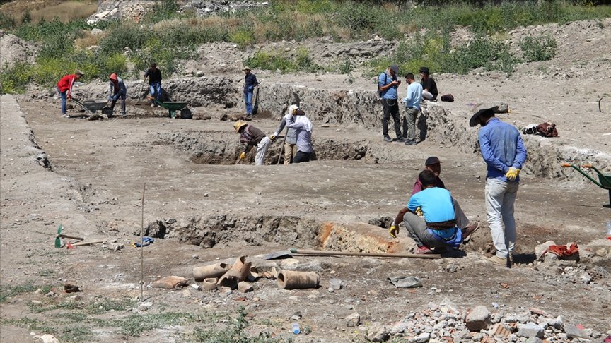 Sivas’ta ‘Kale Projesi’ kapsamındaki kazılarda 42 bin parça tarihi eser gün yüzüne çıkarıldı