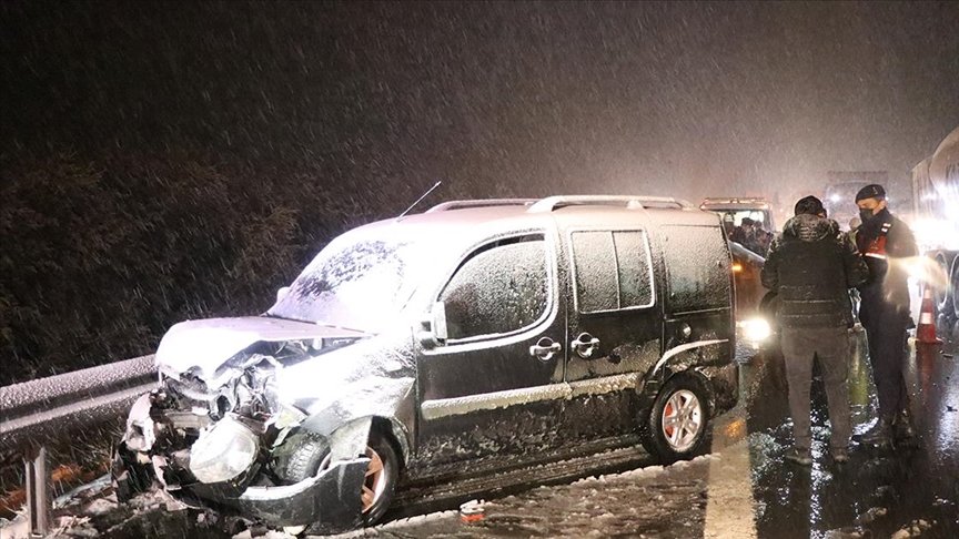 Bolu’da kar yağışı ulaşımı olumsuz etkiledi
