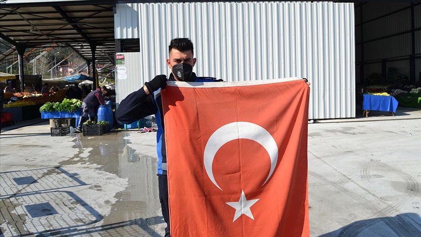 Yalova’da görevli zabıta, kara yolunda gördüğü Türk bayrağını yerde bırakmadı