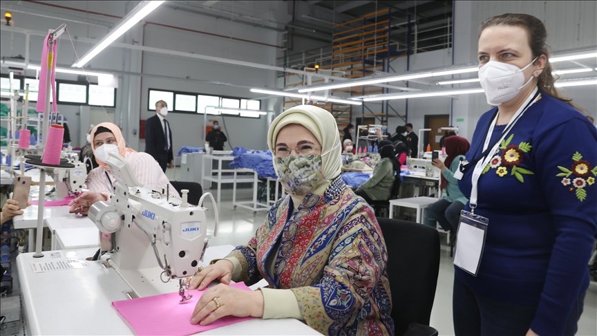 Emine Erdoğan Manisa’daki doğa dostu tekstil fabrikasını ziyaret etti