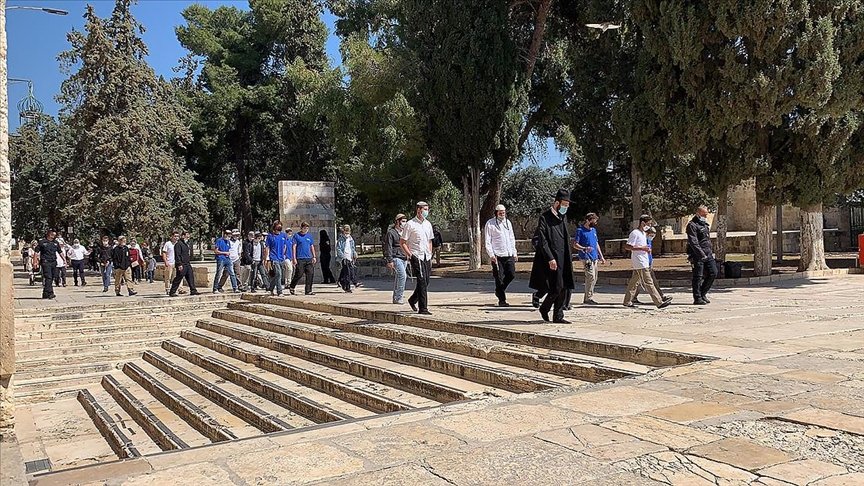 Yüzlerce fanatik Yahudi İsrail polisinin gözetiminde Mescid-i Aksa’ya baskın düzenledi